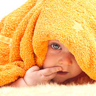 Foto: Baby schaut unter Handtuch hervor