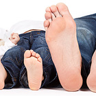 Familenfoto: nackte Füsse