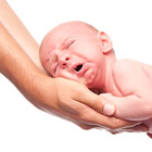Babyfotografie - Baby in den Händen von Mama und Papa