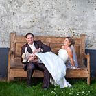 Hochzeitsfoto: Hochzeitspaar auf Kirchenbank