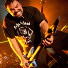 Portraitfoto von Musiker bei Liveauftritt