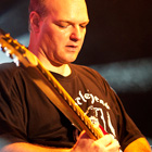 Portraitfoto von Musiker bei Liveauftritt