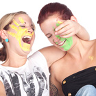 Portraitfoto von zwei jungen Frauen mit Farbe