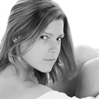 Schwarz-Weiss-Portrait: Sitzende Frau